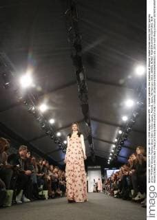A model presents the creations of designer Isabel Nunez during the first journey of the MFSHOW Woman Fashion Show held in Colon square, Madrid, Spain, 08 February 2016. ISABEL NUNEZ FASHION SHOW !ACHTUNG: NUR REDAKTIONELLE NUTZUNG!  GRA462 20160208-635905636042065812