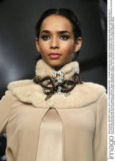 A model presents the creations of designer Marcos Luengo during the first day of the MFSHOW Woman held at Colon square in Madrid, Spain, 08 February 2016. MARCOS LUENGO FASHION SHOW !ACHTUNG: NUR REDAKTIONELLE NUTZUNG!  GRA508 20160208-635905697622189441