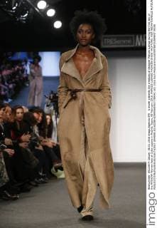 A model presents the creations of designer Marcos Luengo during the first day of the MFSHOW Woman held at Colon square in Madrid, Spain, 08 February 2016. MARCOS LUENGO FASHION SHOW !ACHTUNG: NUR REDAKTIONELLE NUTZUNG!  GRA509 20160208-635905697637789341