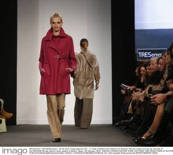 A model presents the creations of designer Marcos Luengo during the first day of the MFSHOW Woman held at Colon square in Madrid, Spain, 08 February 2016. MARCOS LUENGO FASHION SHOW !ACHTUNG: NUR REDAKTIONELLE NUTZUNG!  GRA511 20160208-635905698278789232