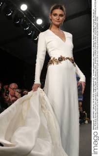 A model presents the creations of designer Marcos Luengo during the first day of the MFSHOW Woman held at Colon square in Madrid, Spain, 08 February 2016. MARCOS LUENGO FASHION SHOW !ACHTUNG: NUR REDAKTIONELLE NUTZUNG!  GRA512 20160208-635905698298757104