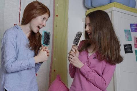 Mädchen, Kinder singen in eine Haarbürste als Mikrophone, Deutschland, Europa Copyright: imageBROKER/BildverlagxBahnmüller ibxdwb04306026.jpg