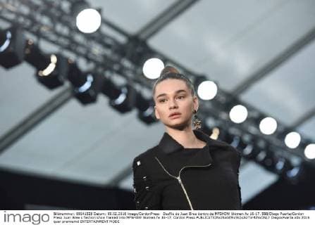 Desfile de Juan Brea dentro de MFSHOW Women.fw 16-17. 588 Diego Puerta Cordon Press Juan Brea s fashion show framed into MFSHOW Women.fw 16-17. Cordon Press  DiegoxPuerta