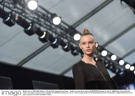 Desfile de Juan Brea dentro de MFSHOW Women.fw 16-17. 588 Diego Puerta Cordon Press Juan Brea s fashion show framed into MFSHOW Women.fw 16-17. Cordon Press  DiegoxPuerta