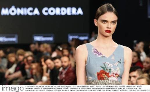 Madrid Fashion Week - Monica Cordera Modenschau A model takes to the catwalk wearing a creation of Spanish fashion designer Monica Cordera during the MFSHOW Woman fashion event in Madrid, Spain, 08 February 2016. The event runs from 08 to 10 February. MFSHOW Woman in Madrid - MONICA CORDERA !ACHTUNG: NUR REDAKTIONELLE NUTZUNG!  20160209-635906370223827369