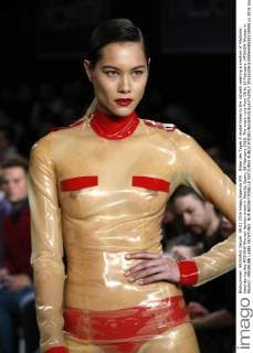 Bilder des Tages A model takes to the catwalk wearing a creation of Madrubb label during the MFSHOW Woman fashion event in Madrid, Spain, 08 February 2016. The event runs from 08 to 10 February. MFSHOW Woman in Madrid - MADRUBB LABEL !ACHTUNG: NUR REDAKTIONELLE NUTZUNG!  20160209-635906440536535498