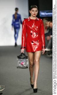 A model takes to the catwalk wearing a creation of Madrubb label during the MFSHOW Woman fashion event in Madrid, Spain, 08 February 2016. The event runs from 08 to 10 February. MFSHOW Woman in Madrid - MADRUBB LABEL !ACHTUNG: NUR REDAKTIONELLE NUTZUNG!  20160209-635906440555255498