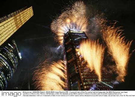 A general view of the fire works held to inaugurate the BBVA Bancomer new head quarters in Mexico City, Mexico, 09 February 2016. The Spanish group BBVA opened in Mexico City their new corporate headquarters of its Mexican subsidiary with an investment of 650 million dollars (574 million euros) and a structure of 21,600 tons of steel, 50 stories high, over 40 lifts and nearly 3,000 parking spaces EFE Jose Mendez BBVA MEXICO OPENS NEW HEADQUARTERS IN A 50 FLOORS BUILDING AND 650 MILLIONS !ACHTUNG: NUR REDAKTIONELLE NUTZUNG!  MEX21 20160210-635906762488946702