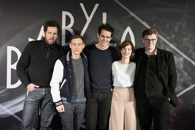 Achim von Borries, Volker Bruch, Tom Tykwer, Liv Lisa Fries und Hendrik Handloegten beim Fototermin zur Fernsehserie Babylon Berlin im Kino Babylon. Berlin, 10.02.2016 Foto:xFredericx xFuturexImage