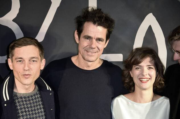 Volker Bruch, Tom Tykwer und Liv Lisa Fries beim Fototermin zur Fernsehserie Babylon Berlin im Kino Babylon. Berlin, 10.02.2016 Foto:xFredericx xFuturexImage