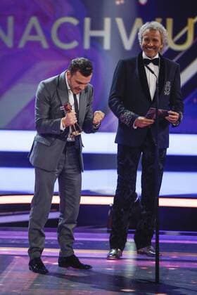 Edin HASANOVIC erhaelt die Goldene Kamera als bester Nachwuchsschauspieler, rechts Moderator Thomas GOTTSCHALK, Die Verleihung der Goldenen Kamera, der Deutsche Film- und Fernsehpreis in Hamburg Deutschland am 06.02.2016. Poolfoto.