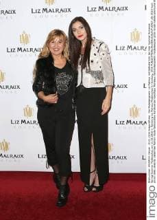 Die Modedesignerin Liz Malraux mit Nathalie Volk bei ihrer Summer Romance Spring Summer Modenschau am 11.02.2016 in Hamburg Liz Malraux Modenschau in Hamburg, 2016 