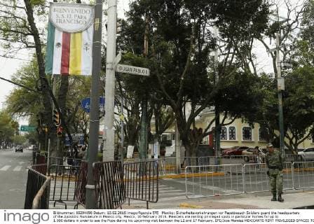 Mexiko: Sicherheitsvorkehrungen vor Papstbesuch Soldiers guard the headquarters of the Apostolic Nunciature in Mexico city, Mexico, 10 February 2016. Mexicans are renting privileged spots in particular homes for up to 1.000 dollars in order to see the Pope during his upcoming visit between the 12 and 17 February. EFE Jose Mendez MEXICANTS RENT PRIVILEGED SPACES TO SEE THE POPE !ACHTUNG: NUR REDAKTIONELLE NUTZUNG!  MEX56 20160210-635907368671056348