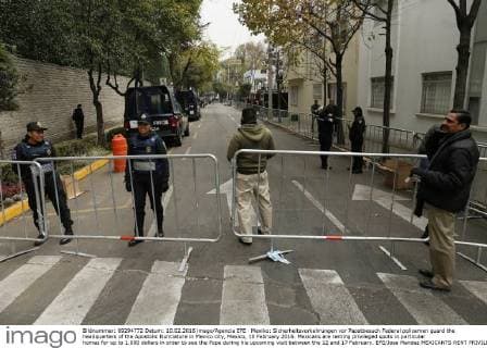 Mexiko: Sicherheitsvorkehrungen vor Papstbesuch Federal policemen guard the headquarters of the Apostolic Nunciature in Mexico city, Mexico, 10 February 2016. Mexicans are renting privileged spots in particular homes for up to 1.000 dollars in order to see the Pope during his upcoming visit between the 12 and 17 February. EFE Jose Mendez MEXICANTS RENT PRIVILEGED SPACES TO SEE THE POPE !ACHTUNG: NUR REDAKTIONELLE NUTZUNG!  MEX58 20160210-635907369991908348