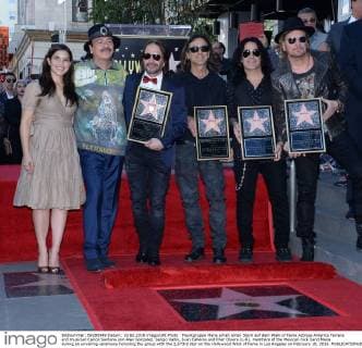 Musikgruppe Mana erhält einen Stern auf dem Walk of Fame Actress America Ferrera and musician Carlos Santana join Alex Gonzalez, Sergio Vallin, Juan Calleros and Fher Olvera (L-R), members of the Mexican rock band Mana during an unveiling ceremony honoring the group with the 2,573rd star on the Hollywood Walk of Fame in Los Angeles on February 10, 2016.  LAP2016021002 JIMxRUYMEN