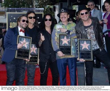 Musikgruppe Mana erhält einen Stern auf dem Walk of Fame Carlos Santana, 4th left joins Alex Gonzalez, Sergio Vallin, Juan Calleros and Fher Olvera (L-R), members of the Mexican rock band Mana during an unveiling ceremony honoring the group with the 2,573rd star on the Hollywood Walk of Fame in Los Angeles on February 10, 2016.  LAP2016021003 JIMxRUYMEN