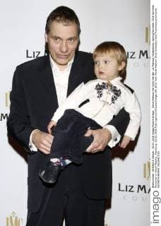 David Rienow mit Sohn bei der Liz Malraux Modenschau Spring Summer 2016 Summer Romance im Hotel Atlantic. Hamburg, 10.02.2016 Foto:xgbrcix xFuturexImage