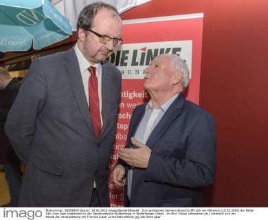 Zum politischen Aschermittwoch trifft sich am Mittwoch (10.02.2016) die Partei DIe Linke Saar traditionell in der Gemeindehalle Walderfingia in Wallerfangen (Saar). Im Bild: Oskar Lafontaine (re.) unterhält sich am Rande der Veranstaltung mit Thomas Lutze. Linke100216001D.jpg