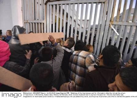 Relatives of the imprisioners ask for information after the riot set the prison of Topo Chico, in Monterrey, Nuevo Leon, Mexico, 11 February 2016. Scores of people died in a prison fire and riot. The riot reportedly was triggered by an attempted prison break by inmates belonging to the Los Zetas drug cartel, as one group of prisoners set a fire to distract the guards while other inmates tried to flee. DOZENS DEAD IN MEXICO PRISON RIOT, LOCAL MEDIA AND STAFF SAY !ACHTUNG: NUR REDAKTIONELLE NUTZUNG!  20160211-635908052813038426
