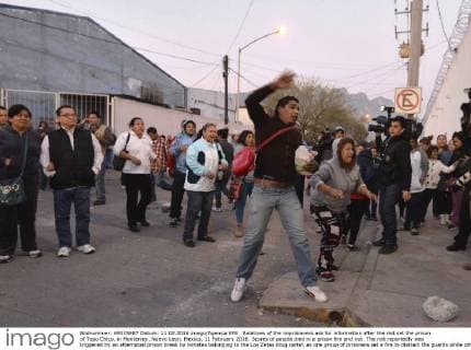 Relatives of the imprisioners ask for information after the riot set the prison of Topo Chico, in Monterrey, Nuevo Leon, Mexico, 11 February 2016. Scores of people died in a prison fire and riot. The riot reportedly was triggered by an attempted prison break by inmates belonging to the Los Zetas drug cartel, as one group of prisoners set a fire to distract the guards while other inmates tried to flee. DOZENS DEAD IN MEXICO PRISON RIOT, LOCAL MEDIA AND STAFF SAY !ACHTUNG: NUR REDAKTIONELLE NUTZUNG!  20160211-635908053459034426