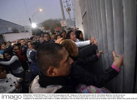 Relatives of the imprisioners ask for information after the riot set the prison of Topo Chico, in Monterrey, Nuevo Leon, Mexico, 11 February 2016. Scores of people died in a prison fire and riot. The riot reportedly was triggered by an attempted prison break by inmates belonging to the Los Zetas drug cartel, as one group of prisoners set a fire to distract the guards while other inmates tried to flee. DOZENS DEAD IN MEXICO PRISON RIOT, LOCAL MEDIA AND STAFF SAY !ACHTUNG: NUR REDAKTIONELLE NUTZUNG!  20160211-635908054756798426