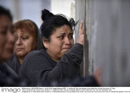 A relative of the imprisioners cries after the riot set the prison of Topo Chico, in Monterrey, Nuevo Leon, Mexico, 11 February 2016. Scores of people died in a prison fire and riot. The riot reportedly was triggered by an attempted prison break by inmates belonging to the Los Zetas drug cartel, as one group of prisoners set a fire to distract the guards while other inmates tried to flee. DOZENS DEAD IN MEXICO PRISON RIOT, LOCAL MEDIA AND STAFF SAY !ACHTUNG: NUR REDAKTIONELLE NUTZUNG!  20160211-635908055385478426