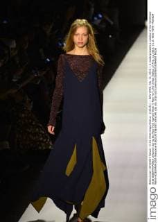 (160211) -- NEW YORK, Feb. 11, 2016 -- A model presents a creation of the Fall Winter 2016 BCBGMAXAZRIA collection during the New York Fashion Week in New York, the United States, on Feb. 11, 2016. ) U.S.-NEW YORK-FASHION WEEK-BCBGMAXAZRIA WangxLei 
