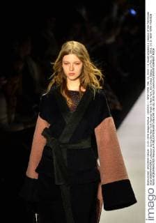 (160211) -- NEW YORK, Feb. 11, 2016 -- A model presents a creation of the Fall Winter 2016 BCBGMAXAZRIA collection during the New York Fashion Week in New York, the United States, on Feb. 11, 2016. ) U.S.-NEW YORK-FASHION WEEK-BCBGMAXAZRIA WangxLei 