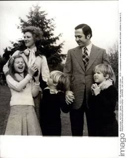 1979 - Constantine of Greece and Ann Marie with their children in Surrey U.K. - ZUMAk09_