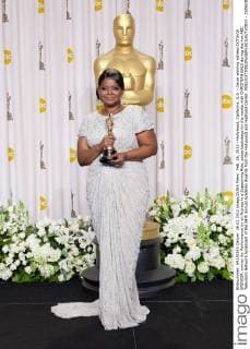 OSCARS: Beste Nebendarstellerin, Preisträgerinnen 2011-2020 Feb. 26, 2012 - Hollywood, California, U.S. - Oscar winning actress OCTAVIA SPENCER, winner for Performance by an Actress in a Supporting Role, poses backstage for the media with CHRISTIAN BALE during the live ABC Television Network broadcast of the 84th Annual Academy Awards from the Hollywood and Highland Center. - ZUMAz03_