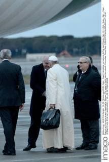 Papst Franziskus vor seinem Abflug nach Mexiko Feb. 12, 2016 - Rome, Italy - Pope Francis at Fiumicino airport heading for Mexico. The papal s flight was late about 45 minutes. Rome Italy - ZUMAp133