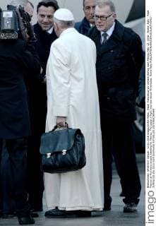 Papst Franziskus vor seinem Abflug nach Mexiko Feb. 12, 2016 - Rome, Italy - Pope Francis at Fiumicino airport heading for Mexico. The papal s flight was late about 45 minutes. Rome Italy - ZUMAp133