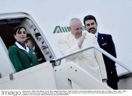 Papst Franziskus vor seinem Abflug nach Mexiko Feb. 12, 2016 - Rome, Italy - Pope Francis at Fiumicino airport heading for Mexico. The papal s flight was late about 45 minutes. Rome Italy - ZUMAp133