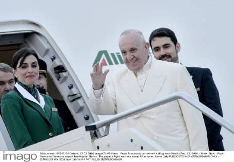 Papst Franziskus vor seinem Abflug nach Mexiko Feb. 12, 2016 - Rome, Italy - Pope Francis at Fiumicino airport heading for Mexico. The papal s flight was late about 45 minutes. Rome Italy - ZUMAp133