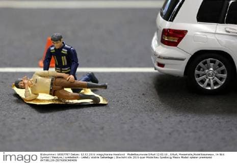 Modellbaumesse Erfurt 12.02.16 , Erfurt, Messehalle,Modellbaumesse, im Bild: Symbol Feature symbolisch - Unfall stabile Seitenlage Blaulicht