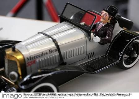 Modellbaumesse Erfurt 12.02.16 , Erfurt, Messehalle,Modellbaumesse, im Bild: Figur in einem Mercedes Benz SSk Spielzeug Modellauto Fahrzeug Symbol symbolisch Fahrer