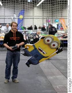 Modellbaumesse Erfurt 12.02.16 , Erfurt, Messehalle,Modellbaumesse, im Bild: Andreas Beier (30) aus Schneeberg lässt seinen Minion fliegen