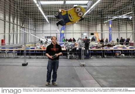 Modellbaumesse Erfurt 12.02.16 , Erfurt, Messehalle,Modellbaumesse, im Bild: Andreas Beier (30) aus Schneeberg lässt seinen Minion fliegen