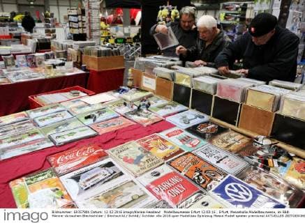 Modellbaumesse Erfurt 12.02.16 , Erfurt, Messehalle,Modellbaumesse, im Bild: Männer dursuchen Blechschilder Blechschild Schild Schilder