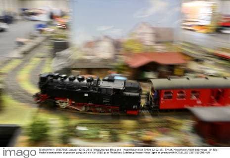Modellbaumesse Erfurt 12.02.16 , Erfurt, Messehalle,Modellbaumesse, im Bild: Modelleisenbahnen begeistern jung und alt