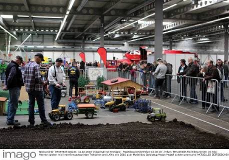 Modellbaumesse Erfurt 12.02.16 , Erfurt, Messehalle,Modellbaumesse, im Bild: Männer spielen mit ihren ferngesteuerten Traktoren und LKWs