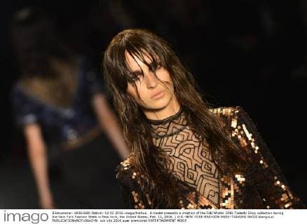 A model presents a creation of the Fall Winter 2016 Tadashi Shoji collection during the New York Fashion Week in New York, the United States, Feb. 12, 2016. ) U.S.-NEW YORK-FASHION WEEK-TADASHI SHOJI WangxLei 