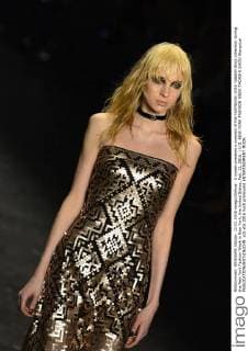 A model presents a creation of the Fall Winter 2016 Tadashi Shoji collection during the New York Fashion Week in New York, the United States, Feb. 12, 2016. ) U.S.-NEW YORK-FASHION WEEK-TADASHI SHOJI WangxLei 