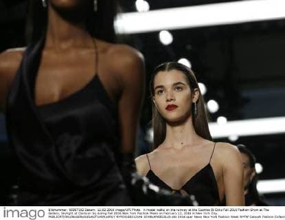 A model walks on the runway at the Cushnie Et Ochs Fall 2016 Fashion Show at The Gallery, Skylight at Clarkson Sq during Fall 2016 New York Fashion Week on February 12, 2016 in New York City.  NYP20160212146 JOHNxANGELILLO