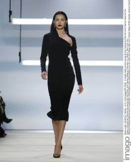 A model walks on the runway at the Cushnie Et Ochs Fall 2016 Fashion Show at The Gallery, Skylight at Clarkson Sq during Fall 2016 New York Fashion Week on February 12, 2016 in New York City.  NYP20160212155 JOHNxANGELILLO