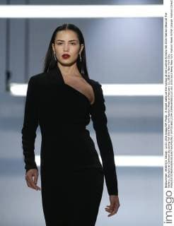 A model walks on the runway at the Cushnie Et Ochs Fall 2016 Fashion Show at The Gallery, Skylight at Clarkson Sq during Fall 2016 New York Fashion Week on February 12, 2016 in New York City.  NYP20160212154 JOHNxANGELILLO
