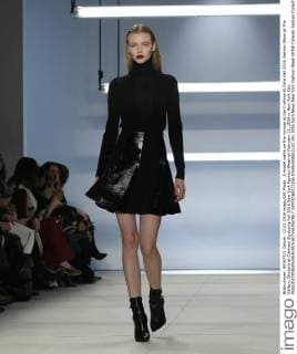 A model walks on the runway at the Cushnie Et Ochs Fall 2016 Fashion Show at The Gallery, Skylight at Clarkson Sq during Fall 2016 New York Fashion Week on February 12, 2016 in New York City.  NYP20160212156 JOHNxANGELILLO