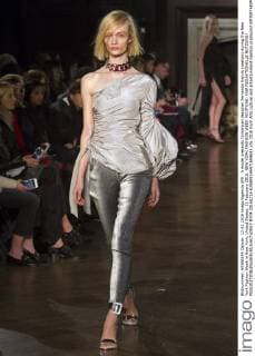 A model presents Dominican designer Fernando Garcia creations during the New York Fashion Week in New York, United States, 12 February 2016. NEW YORK FASHION WEEK !ACHTUNG: NUR REDAKTIONELLE NUTZUNG!  NY04 20160213-635909245471604633