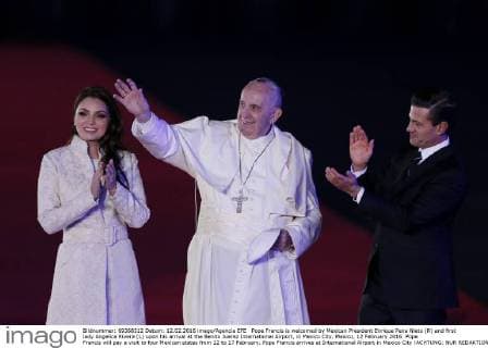 Pope Francis is welcomed by Mexican President Enrique Pena Nieto (R) and first lady Angelica Rivera (L) upon his arrival at the Benito Juarez International Airport, in Mexico City, Mexico, 12 February 2016. Pope Francis will pay a visit to four Mexican states from 12 to 17 February. Pope Francis arrives at International Airport in Mexico City !ACHTUNG: NUR REDAKTIONELLE NUTZUNG!  MEX50 20160213-635909318223867244