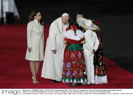 Pope Francis is welcomed by Mexican President Enrique Pena Nieto (partially hidden), first lady Angelica Rivera (L), and a group of children wearing traditional attires, upon his arrival at the Benito Juarez International Airport, in Mexico City, Mexico, 12 February 2016. Pope Francis will pay a visit to four Mexican states from 12 to 17 February. Pope Francis arrives at International Airport in Mexico City !ACHTUNG: NUR REDAKTIONELLE NUTZUNG!  MEX50 20160213-635909318867523244